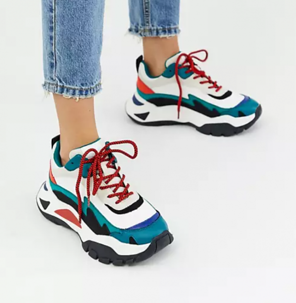 Sepatu sneakers dengan desain color-block